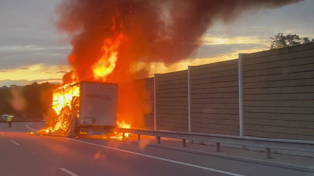 D1 před Prahou zastavil hořící kamion